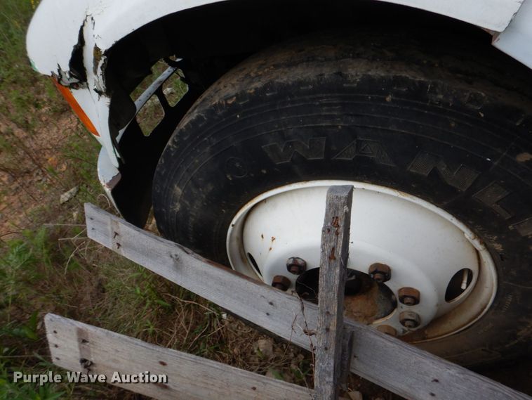 image for item DO1500 1994 International 4600  flatbed truck