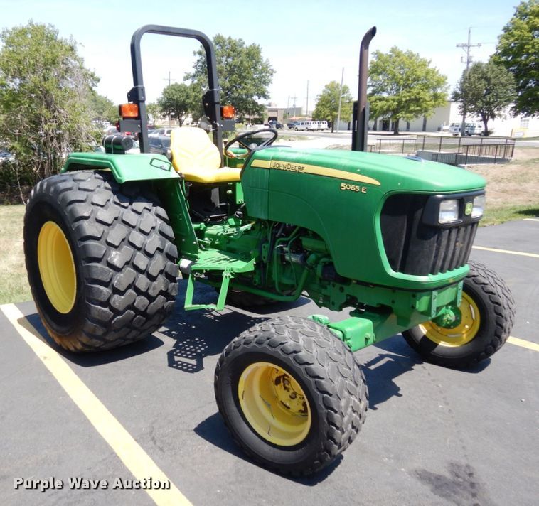 image for item DS1324 2010 John Deere 5065E  tractor