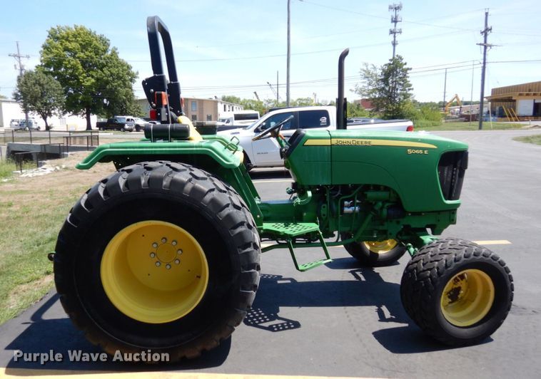 image for item DS1324 2010 John Deere 5065E  tractor
