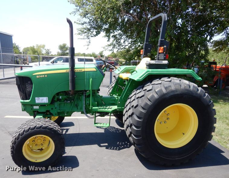 image for item DS1324 2010 John Deere 5065E  tractor