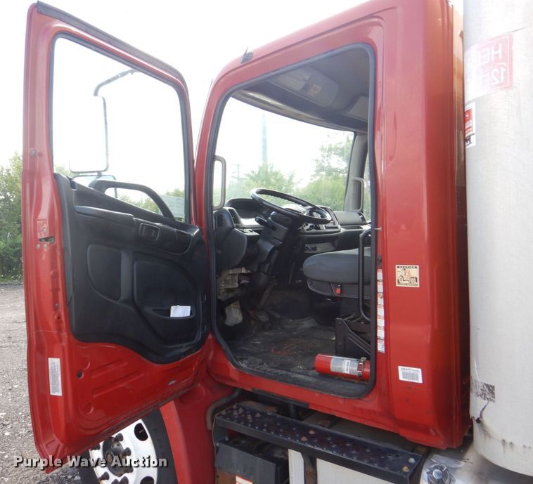 image for item DS8143 2014 Hino 268  box truck