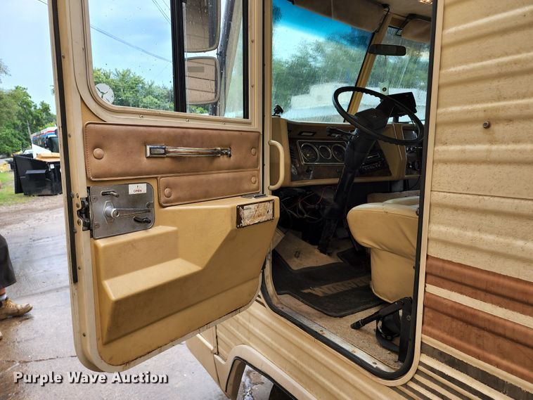 image for item JB9027 1985 Winnebago Chieftain 22  RV