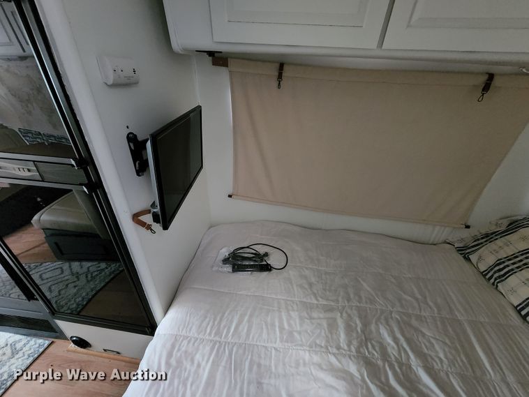 image for item JB9027 1985 Winnebago Chieftain 22  RV