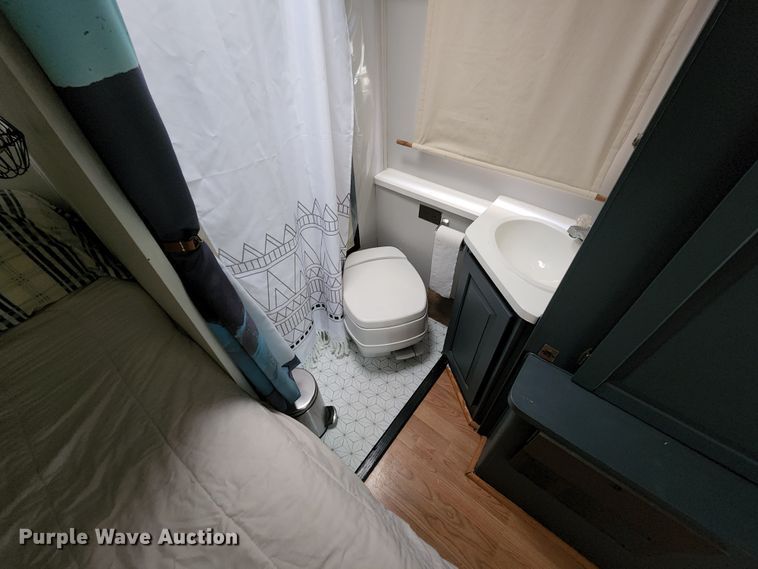 image for item JB9027 1985 Winnebago Chieftain 22  RV