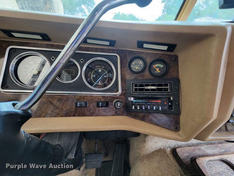 image for item JB9027 1985 Winnebago Chieftain 22  RV