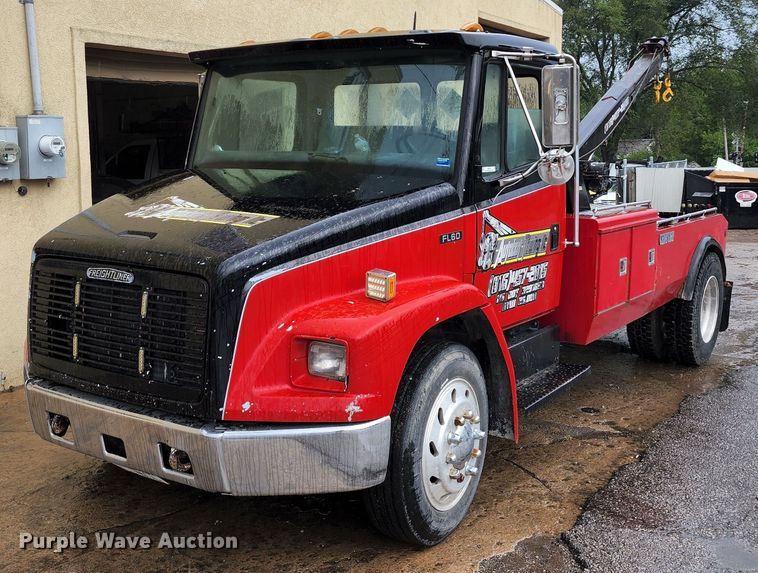 image for item JB9028 1993 Freightliner FL60  tow truck