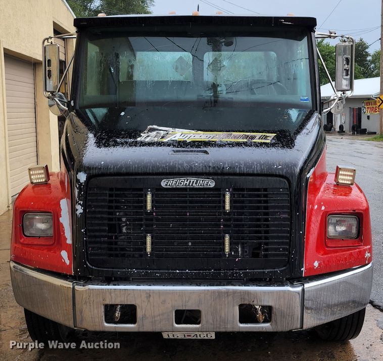 image for item JB9028 1993 Freightliner FL60  tow truck