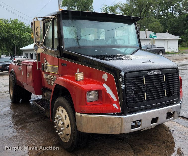 image for item JB9028 1993 Freightliner FL60  tow truck