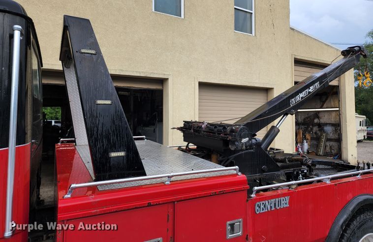 image for item JB9028 1993 Freightliner FL60  tow truck