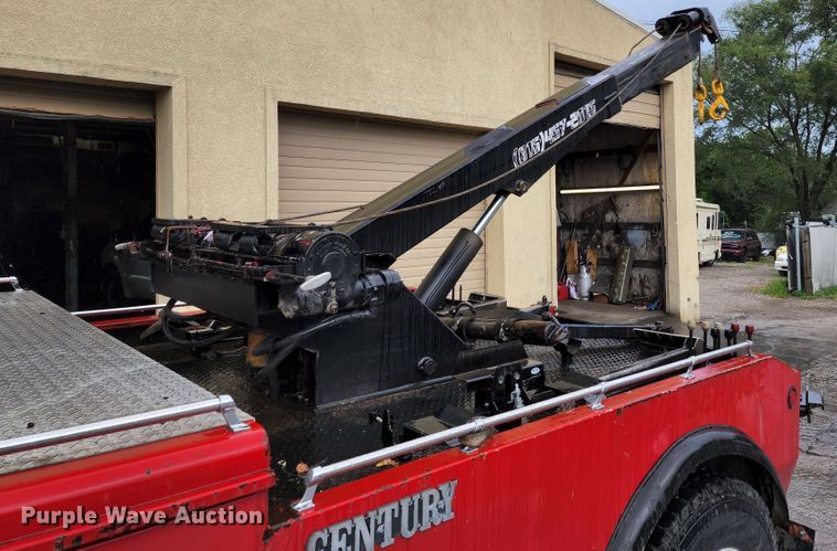 image for item JB9028 1993 Freightliner FL60  tow truck