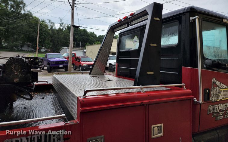 image for item JB9028 1993 Freightliner FL60  tow truck