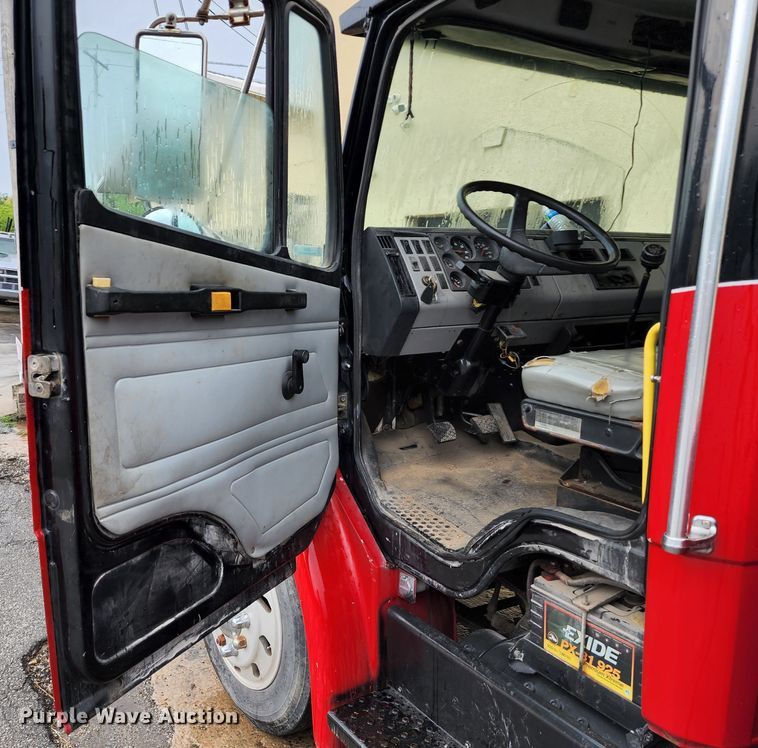 image for item JB9028 1993 Freightliner FL60  tow truck