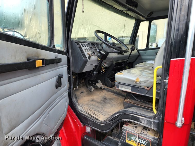 image for item JB9028 1993 Freightliner FL60  tow truck