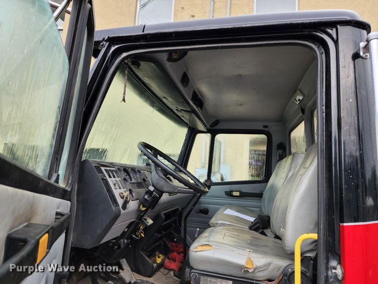 image for item JB9028 1993 Freightliner FL60  tow truck