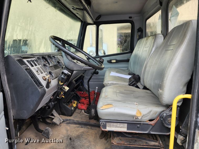 image for item JB9028 1993 Freightliner FL60  tow truck