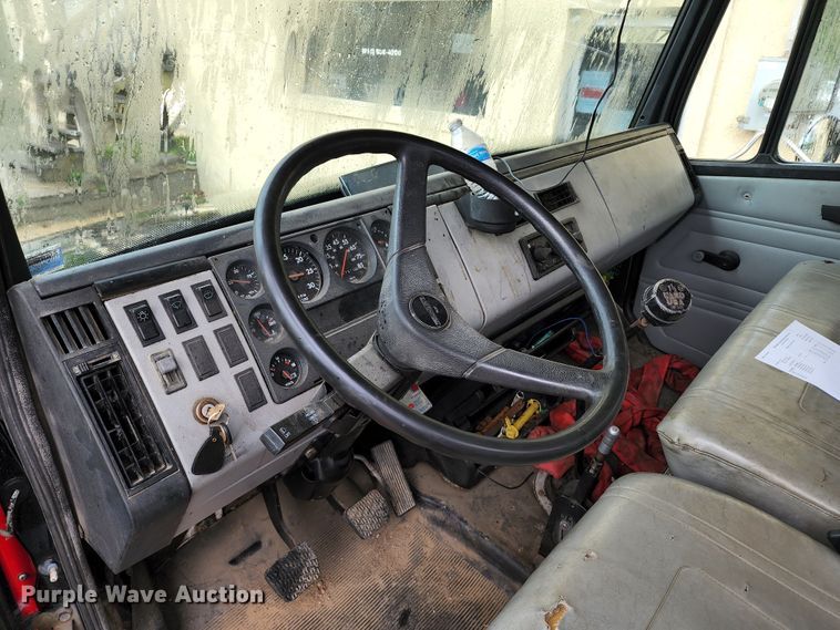 image for item JB9028 1993 Freightliner FL60  tow truck