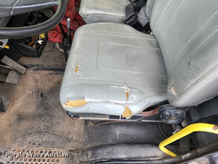 image for item JB9028 1993 Freightliner FL60  tow truck