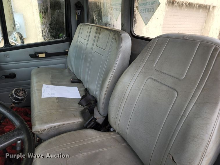 image for item JB9028 1993 Freightliner FL60  tow truck