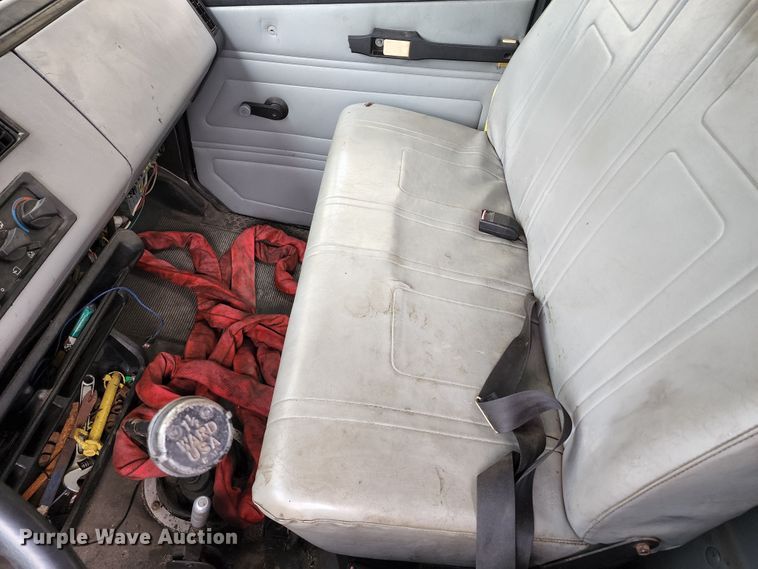 image for item JB9028 1993 Freightliner FL60  tow truck