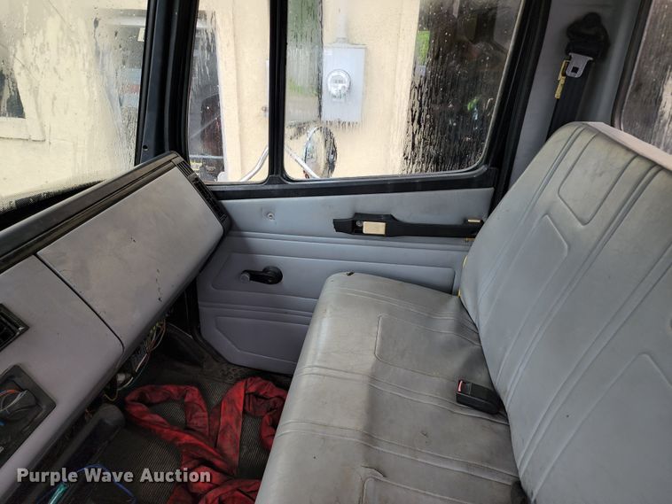 image for item JB9028 1993 Freightliner FL60  tow truck