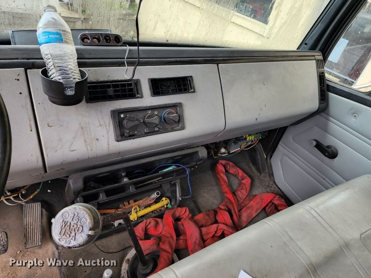 image for item JB9028 1993 Freightliner FL60  tow truck