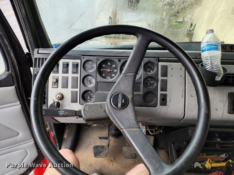 image for item JB9028 1993 Freightliner FL60  tow truck