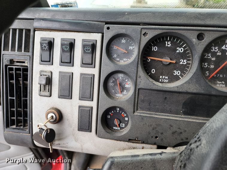 image for item JB9028 1993 Freightliner FL60  tow truck