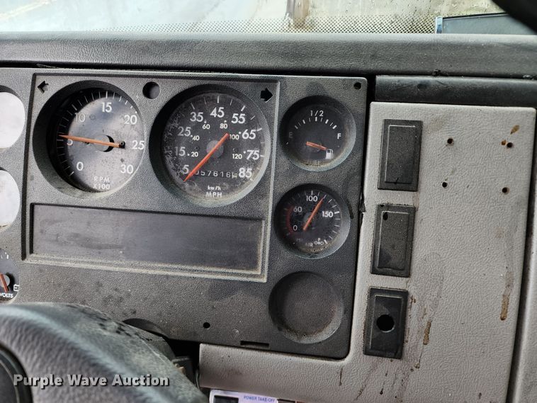 image for item JB9028 1993 Freightliner FL60  tow truck