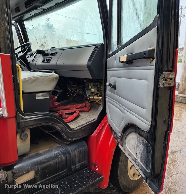 image for item JB9028 1993 Freightliner FL60  tow truck