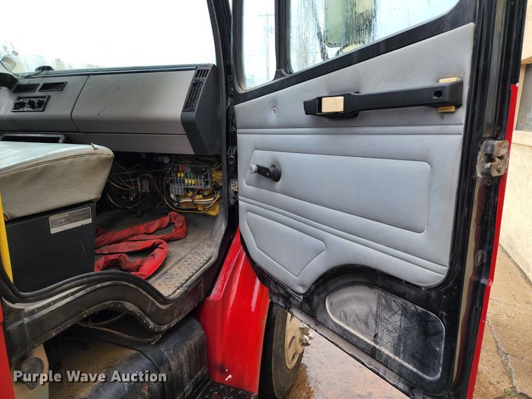 image for item JB9028 1993 Freightliner FL60  tow truck