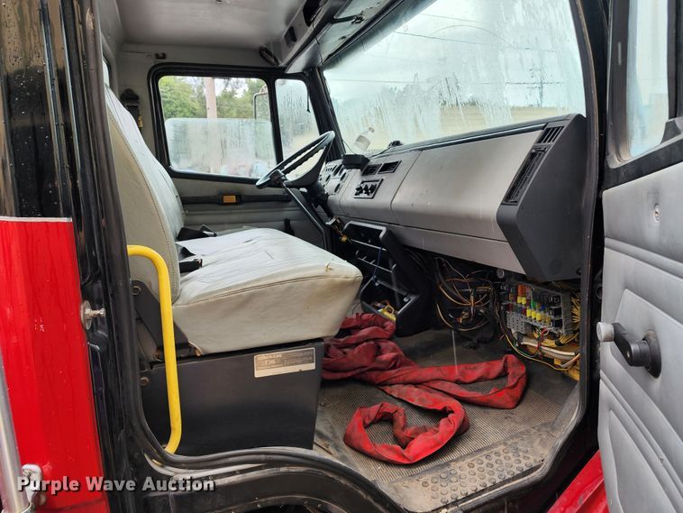 image for item JB9028 1993 Freightliner FL60  tow truck