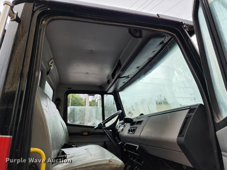 image for item JB9028 1993 Freightliner FL60  tow truck