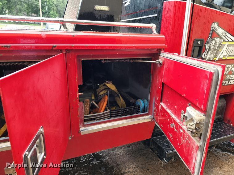 image for item JB9028 1993 Freightliner FL60  tow truck