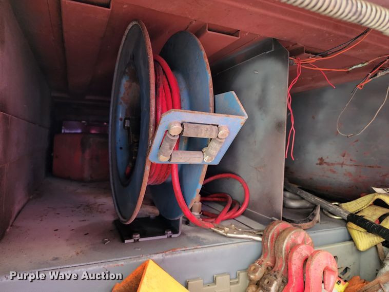 image for item JB9028 1993 Freightliner FL60  tow truck