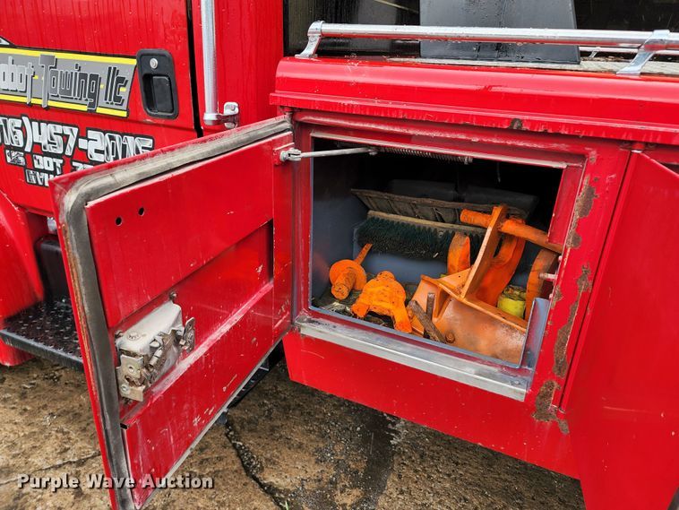 image for item JB9028 1993 Freightliner FL60  tow truck