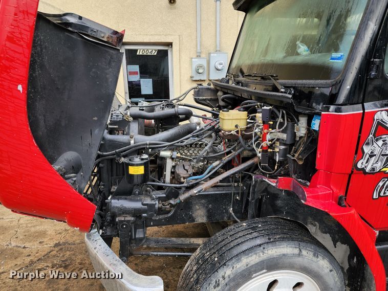 image for item JB9028 1993 Freightliner FL60  tow truck