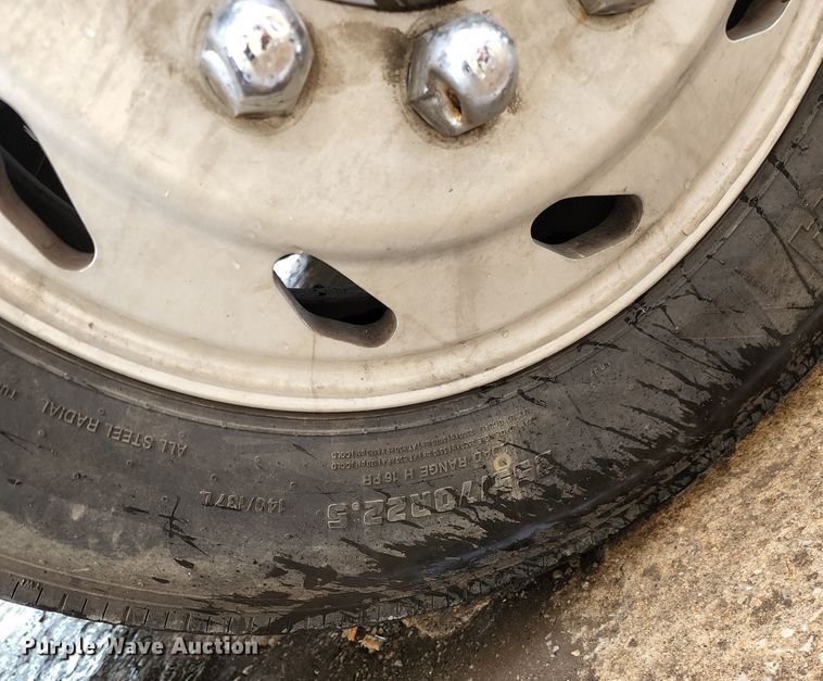 image for item JB9028 1993 Freightliner FL60  tow truck