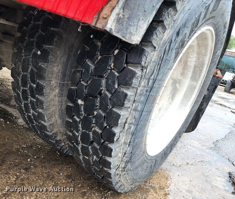 image for item JB9028 1993 Freightliner FL60  tow truck