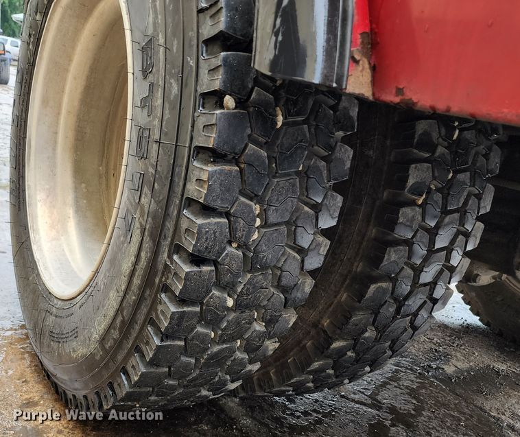 image for item JB9028 1993 Freightliner FL60  tow truck