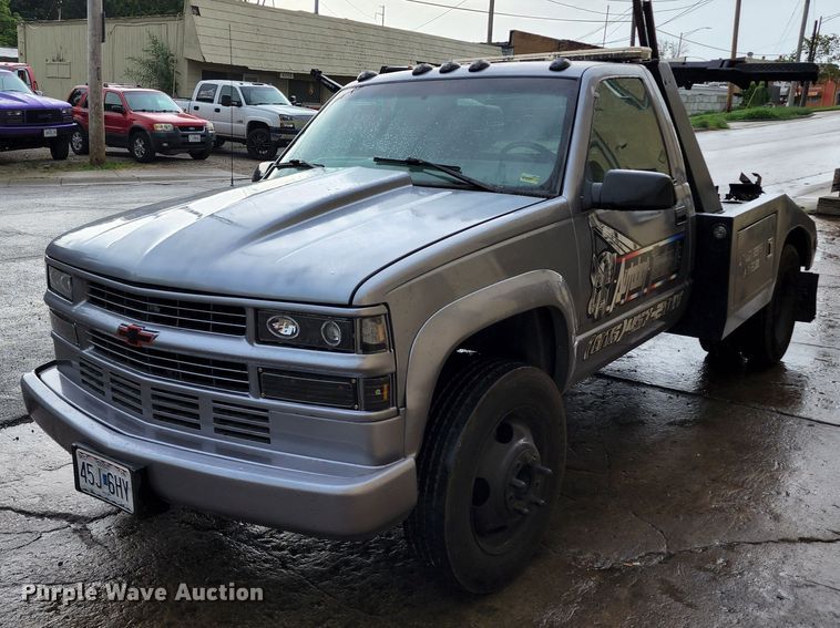 image for item JB9030 2001 Chevrolet Silverado 3500  tow truck