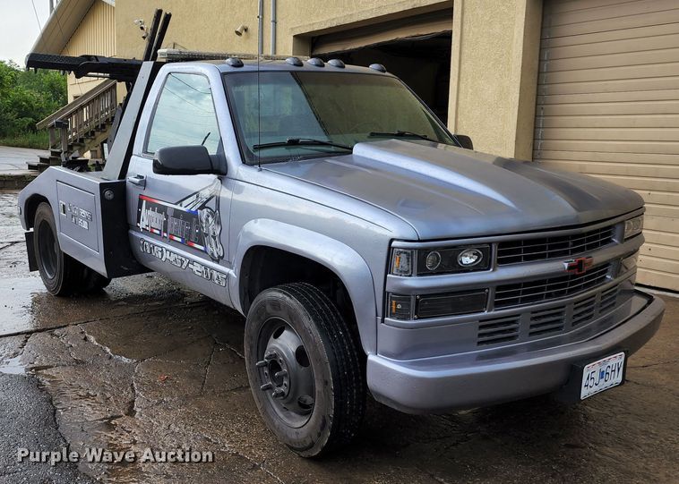 image for item JB9030 2001 Chevrolet Silverado 3500  tow truck
