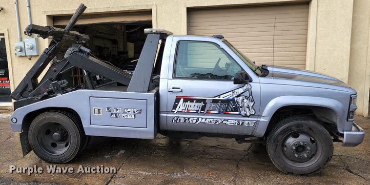 image for item JB9030 2001 Chevrolet Silverado 3500  tow truck