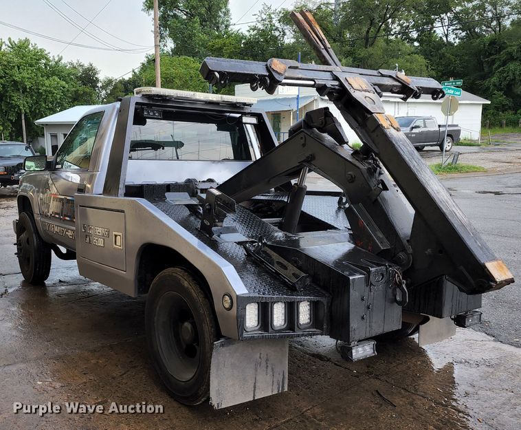 image for item JB9030 2001 Chevrolet Silverado 3500  tow truck