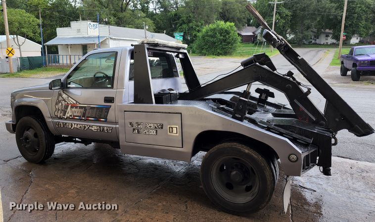 image for item JB9030 2001 Chevrolet Silverado 3500  tow truck