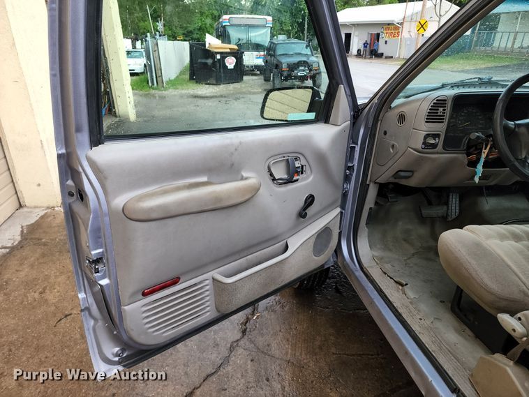 image for item JB9030 2001 Chevrolet Silverado 3500  tow truck