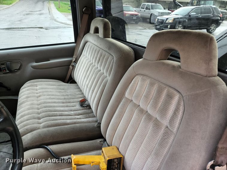 image for item JB9030 2001 Chevrolet Silverado 3500  tow truck