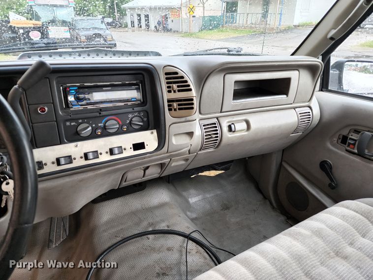 image for item JB9030 2001 Chevrolet Silverado 3500  tow truck