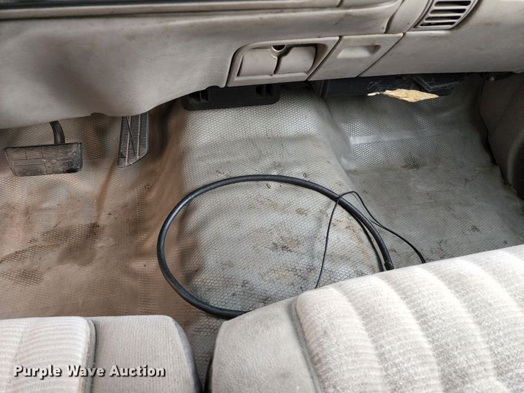 image for item JB9030 2001 Chevrolet Silverado 3500  tow truck