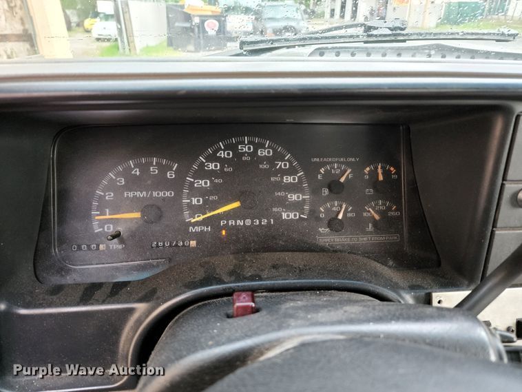 image for item JB9030 2001 Chevrolet Silverado 3500  tow truck