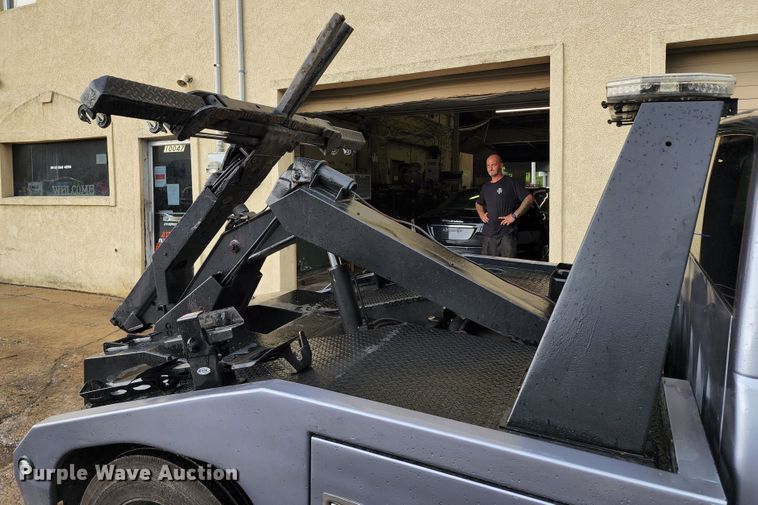 image for item JB9030 2001 Chevrolet Silverado 3500  tow truck